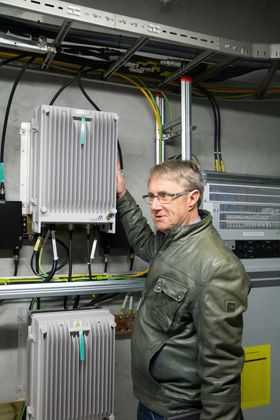 Dekningsdirektør Bjørn Amundsen i Telenor viser frem en av repeaterboksene som sørger for å forsterke signalene og sende det ut gjennom strålekablene. Mobiltrafikk fra både Telenor og Telia går gjennom disse boksene.