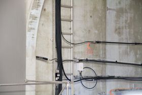 Kablene langs tunnelveggen er strålekabler, det vil si lange antenner.