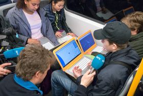 Elever fra Humanistskolen i Oslo demonstrerte at mobilnettet fungerte under t-baneturen.