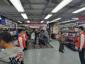 En av Yodobashi Cameras gigantiske butikker var rett i nærheten. Hvor mange kabler jeg egentlig hadde i kofferten på vei hjem vites ikke.