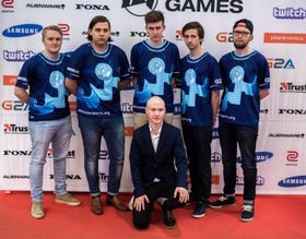 Her poserer Eivind Bakkane, leder for aNimus, foran laget som deltok på Copenhagen Games. Laget har gjort flere endringer siden den gang.
