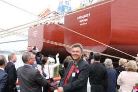 Sjøfartsdirektør Olav Akselsen er fornøyd med at rederne bak verdens første metanolskip velger å flagge norsk. Mari Jone har Haugesund som hjemmehavn, mens Lindanger har Bergen.
