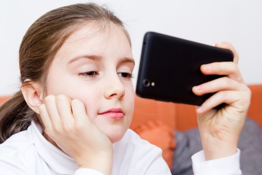 I sin egen lille verden. Ryker mobilen, raser verdenen sammen.