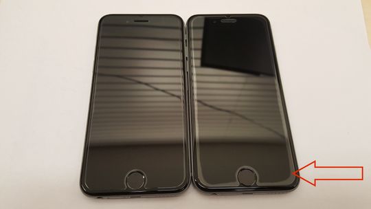 Her vises et eksempel på problemer med skjevhet i ramme på iPhone 6. Telefonen til høyre har skjev ramme – det kan man enkelt se fordi glassbeskytteren som er lagt utenpå ikke vil feste seg i sidene. Den til venstre er behandlet pent, men begge har fått ny skjerm av Snapfix. De anbefaler deksler til alle kunder hvor de ser slike skjevheter, fordi et hardt deksel vil hindre at rammen bøyes ytterligere. I verste fall vil en skjev ramme dytte skjermen ut, noe som skaper spenning i kablene. Da vil den etterhvert slutte å fungere. Fenomenet fikk navnet ”Bendgate”….