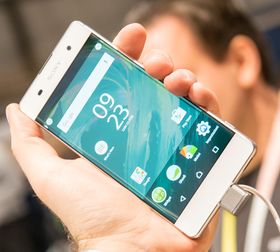 Xperia XA har mest å vise frem rent designmessig, med en vegg-til-vegg-skjerm. Men USB Type-C har den ikke.