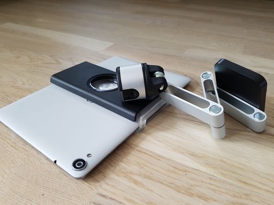 RingO Tablet Flex Pack består av én universalholder som du fester til nettbrettet, og én bøyelig arm du skrur fast i veggen. Foto: Kurt Lekanger