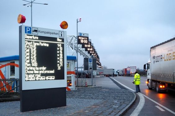 Sjåførene blir tilbudt parkering basert på avgangstidene. Et smart datasystem holder enkelt oversikt over hvor det er tilgjengelig kapasitet nå og i fremtiden.