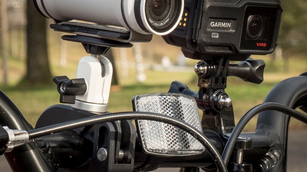 Sykkelfestet til TomTom krever mye mindre skruing enn det fra GoPro (her med Garmin Virb XE påmontert).