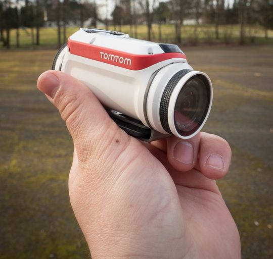 TomTom har gått for en sylinderform til sitt actionkameraet, og resultatet er blitt noe tungt.