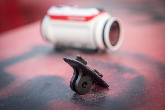 Det medfølgende GoPro-adapteret gjør det enkelt å bruke tilbehør fra GoPro og andre tredjepartsprodusenter.