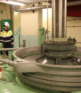 Andreas har kontorplass på Vækerø, men reiser stadig rundt på Hydros kraftverk. Her på Åmdal kraftstasjon, som er en del av Skafså-anleggene hvor Hydro er deleier, der han og teamet kartlegger reinvesteringsbehovet for de neste 15 årene.
