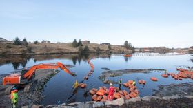 Den første av i alt tre PEX-kabler er ført i land i Kuvågen på Radøy i Hordaland. Den er en del av forsterkningen av elektrisitetsforsyningen i bergensområdet.