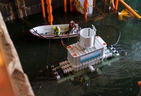Den første dyptvannstransformatoren testes her i Trondheim Havn.