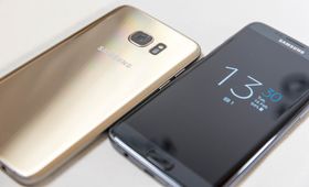 Tidligere rykter har hintet om at iPhone 7S får bakside i glass – slik som hos den avbildede telefonen, Galaxy S7 Edge.