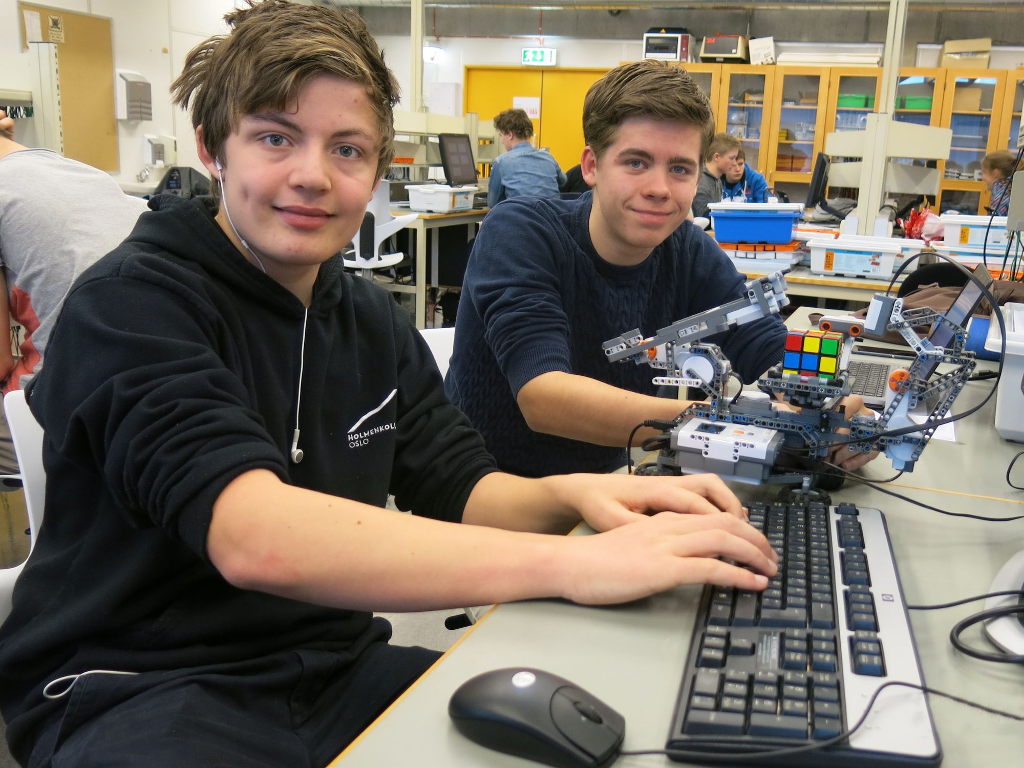 Robotbygging innebærer også programmering. Elevene bruker programmeringsverktøyet Matlab. Her er Kasper Furnes Bernhoff, til venstre, og Amund Buer i aksjon. Foto: Lars Gunnar Dahle, UiS.