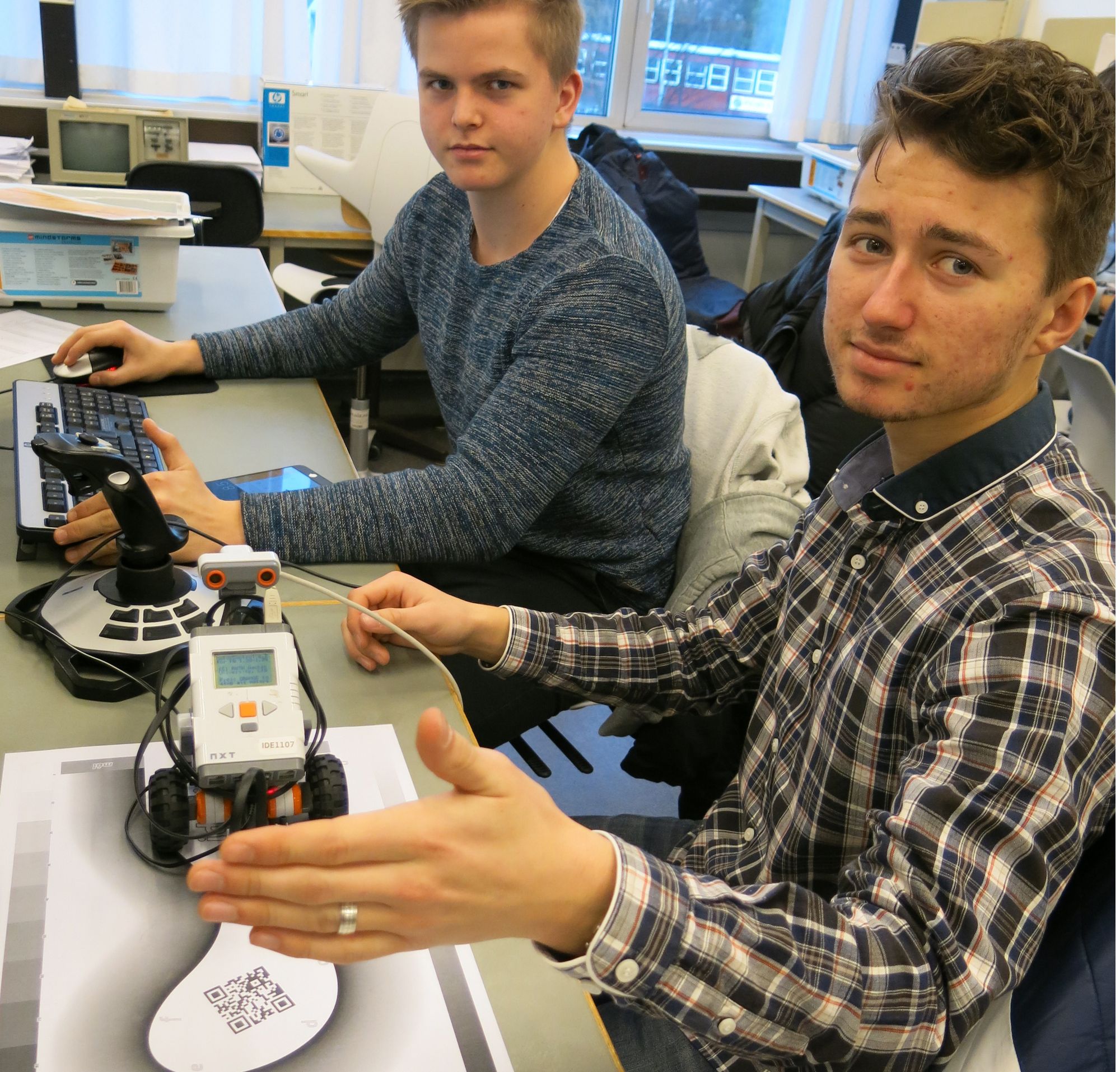 Simen Grønli, til venstre, og Christian Høie på Forskerlinja lærer robotbygging og programmering på universitetet. Foto: Lars Gunnar Dahle, UiS.