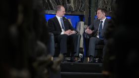 Ketil Solvik-Olsen og Elon Musk hadde en samtale på scenen under konferansen.