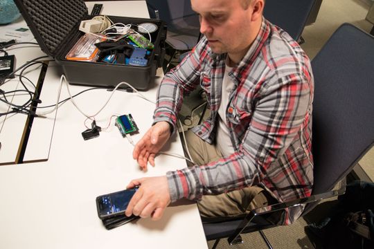 Kofferten til sikkerhetsekspert John-André Bjørkhaug er rikt rustet med diverse utstyr for å kopiere RFID-kort, alt fra magnetkortlesere til skjulte antenner for å plukke opp trådløse kort.