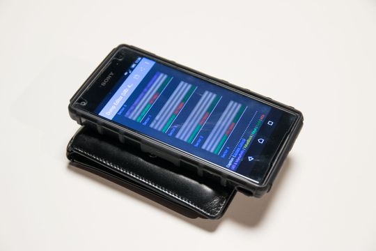 Raskt lest: Det tar ikke mange sekundene å finne opp til flere kort i denne lommeboken. Kodene lagres og kan kopieres ut igjen, med en helt vanlig Android-mobil..