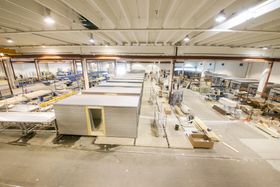 På fabrikken på Hjellum produseres det moduler til både leiligheter og brakker.