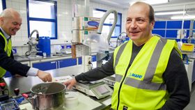 Internasjonal forskning: Fabrikksjef Jan Roger Broen viser frem forskningslokalene ved fabrikken i Nord-Odal.