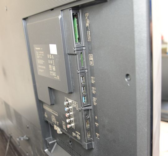 DX900 har det du trenger av tilkoblinger. Alle disse tilkoblingene kan dekkes over med et deksel.