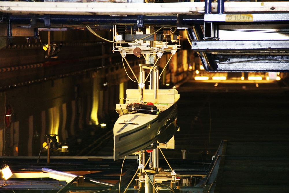 OL-båt testes i sleptank hos Marintek.