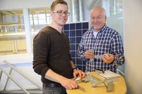 Først ut: Administrerende direktør i SES, Jan Erik Johansen og en av elektromontørene på det første kurset i solcelleinstallasjon. Foto: Jannicke Nilsen.