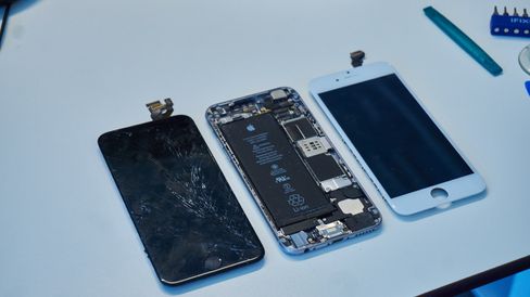 7. Ta av skjermen. Gammel og ny skjerm med selve telefonen i midten.