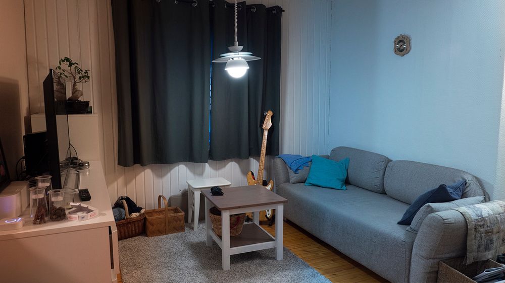 Noe av det vi likte best med Philips Hue var muligheten til å la lysene gå fra å være morgengule til dagslysblåe, til kveldsoransje. Illustrasjon satt sammen av flere bilder.