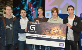 Høsten 2014 vant Preben «Prebz» Bertheussen (midten) Logitech G Series på Gamer.no med Kristian «Lifting» Næsgaard, Morten «Speed» Kjelsrud, Erlend «Nukeduck» Våtevik Holm og Omid «Touch» Rosander.