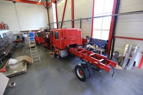 I Flekkefjord bygges hver brannbil i Brannløftet opp fra grunnen. Bare motor og chassis kommer fra Scania.
