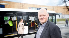 Administrerende direktør Øystein Svendsen i Unibuss håper å kunne kjøre kjempebussene i ordinær rutetrafikk i Oslo.
