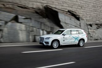 Volvo XC90 er en av bilene Volvo tilbyr som ladbar hybrid.