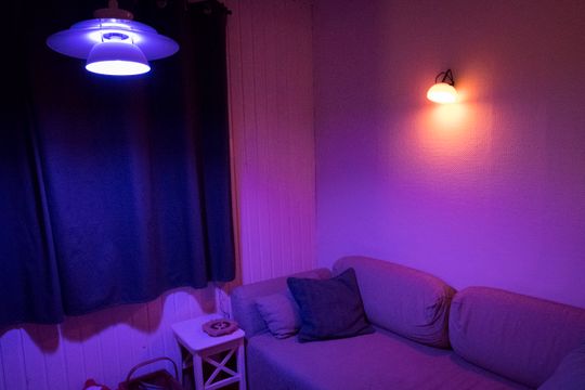 Hvis gaffateip ikke funker har du ikke brukt nok gaffateip. Men så veldig pent er det jo ikke, så det hadde vært fint hvis Philips lagde Go slik at den kan henges på veggen i utgangspunktet.