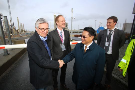 Storfint: Li Yong (t.h.) er leder i den mektige FN-organisasjonen Unido, og mente at karbonfangstteknologien på Mongstad gir håp for verden. Nylig besøkte han senteret og direktør Roy Vardheim.