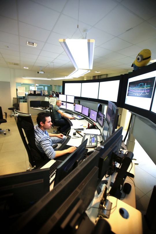 Storskala: Kontrollrommet på teknologisenteret er spekket av teknologi for å måle og overvåke driften av renseanlegget. Ifølge Statoils retningslinjer må det alltid være to mann på jobb.