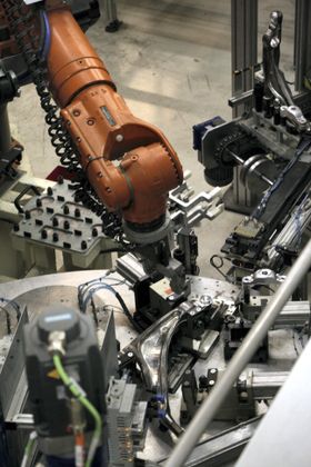 Monteringslinje for Volvo XC 90 forhjulsoppheng. En ny fabrikk med strømlinjeformet og automatisert produksjon og montering skal stå klar ved Gjøvik før årsskiftet.