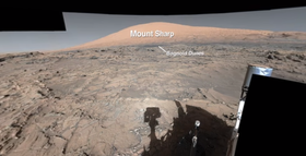 Curiosity nærmer seg Mount Sharp, som du kan se i bakgrunnen.