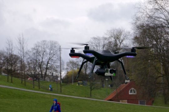 Man kan montere et hvilket som helst actionkamera på Solo, og hvis man oppgraderer motorene kan man i tillegg feste systemkameraer på gimbal-systemet.