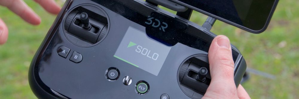 Kontrolleren har en liten LCD-skjerm som viser informasjon.