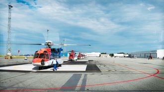 S-92A foran EC225 fra CHC Helikopter Service på Sola.