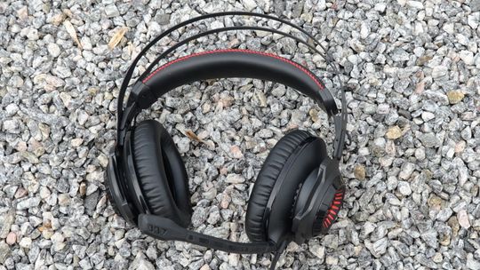 HyperX Cloud Revolver har en bøyle av metall.