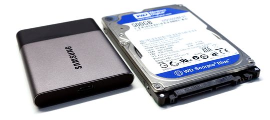 Samsung T3 ved siden av en vanlig 2,5-tommers harddisk.