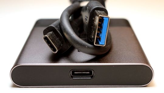 Disken bruker USB Type-C, mens den medfølgende ledningen har en vanlig A-plugg i den andre enden.