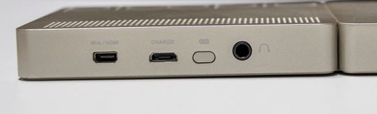 Bak på enheten er det tilkoblinger for micro-HDMI, micro-USB for lading og en minijack for lyd.