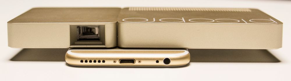 PicoPro oppå en Apple iPhone 6S.