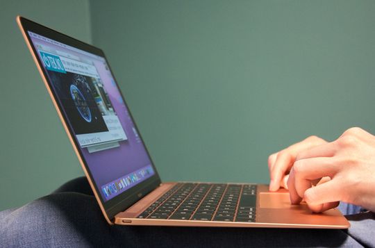 Her ser du den eneste porten på maskinen, en USB 3.1 Type-C.