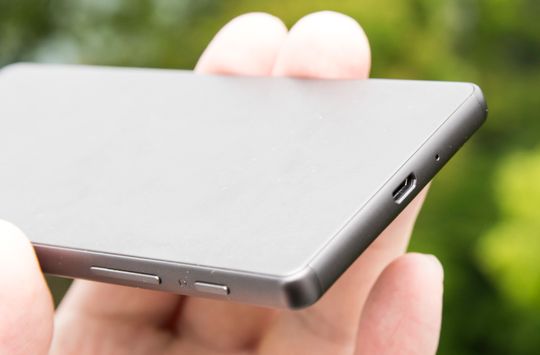 Xperia X kjører fortsatt Micro-USB fremfor den nye USB type-C-pluggen. Volumtastene bor fortsatt litt vel langt ned på telefonen, sammen med utløsertasten.