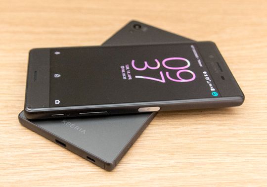 Xperia X oppå Xperia Z5. Fjorårets toppmodell fra Sony er billigere, raskere og vanntett.